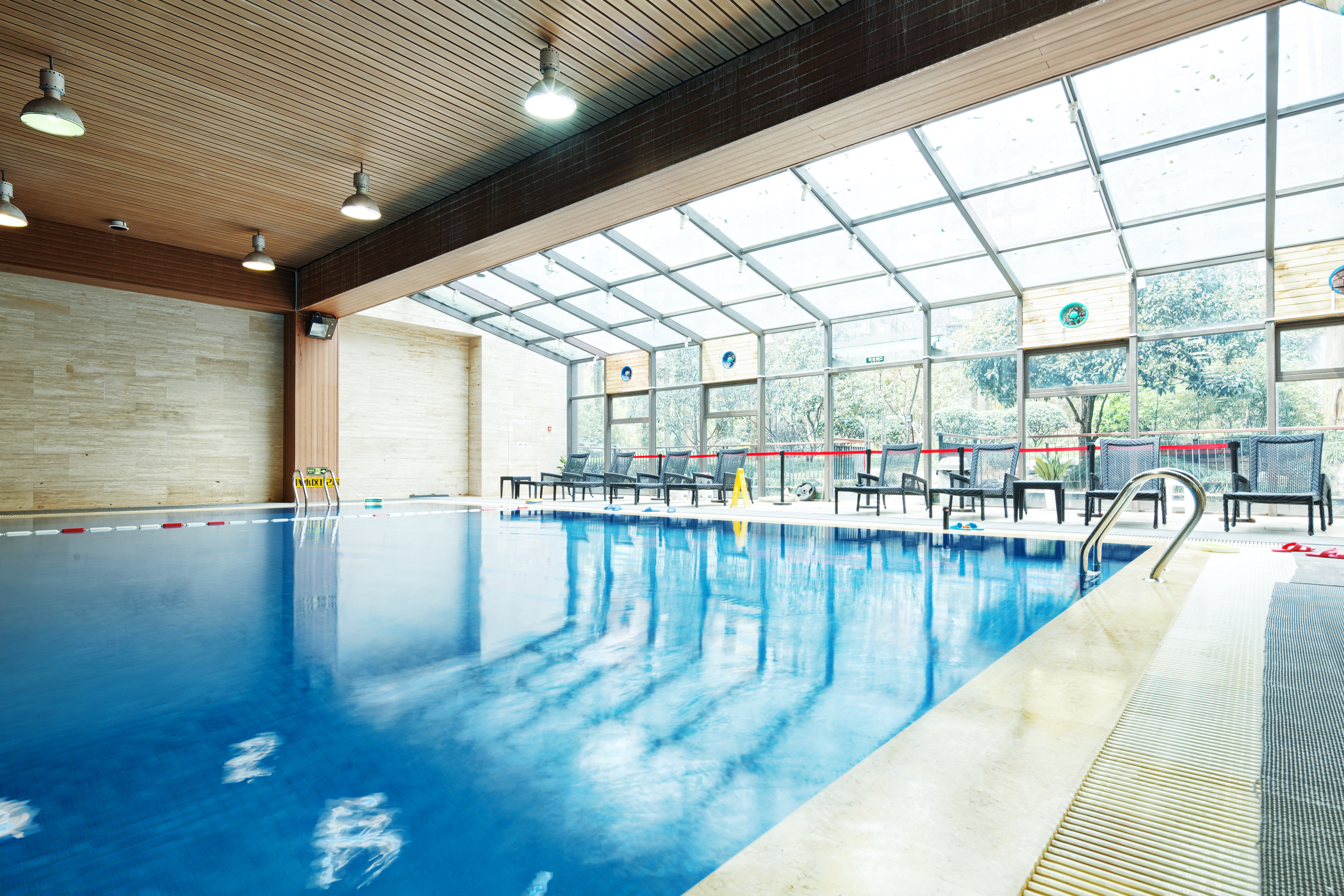 Ein Schwimmbad mit mehreren Bahnen und Startblöcken.