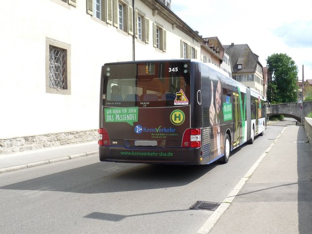 Bus fährt entlang des Kochers in Schwäbisch Hall